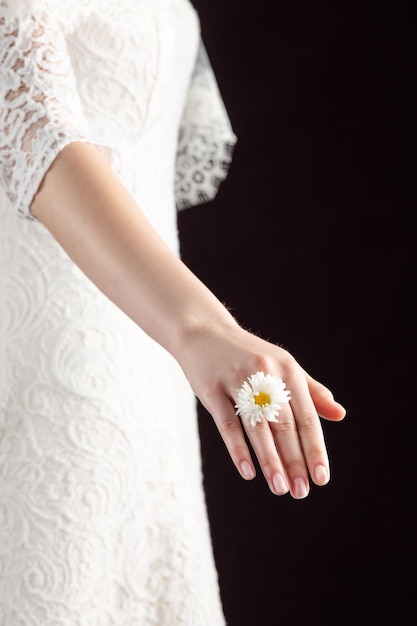 Flor de casamento muito bonita nas mãos da noiva