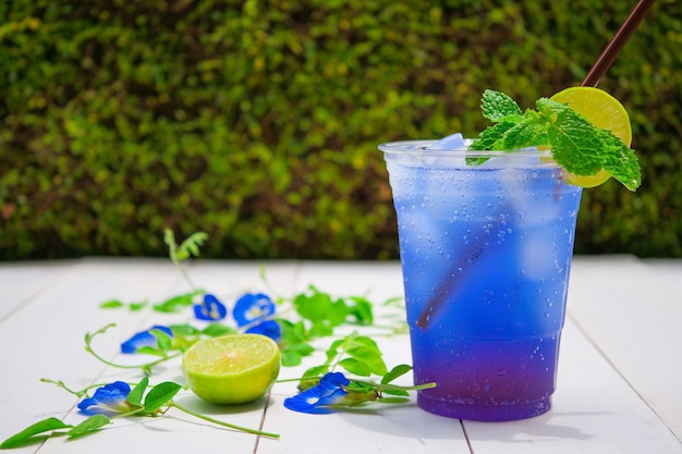 Flor de ervilha azul e refrigerante de limão, bebidas de verão