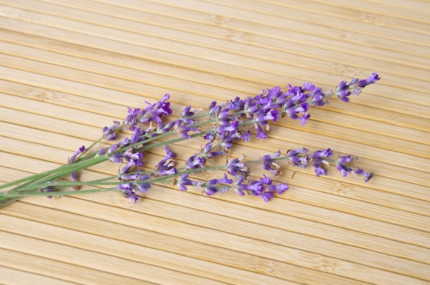 Flor de lavanda em fundo de madeira