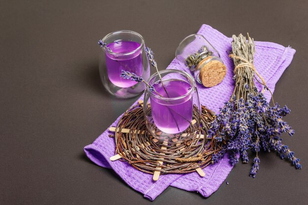 Flor de lavanda, limonada tônica de verão sem álcool