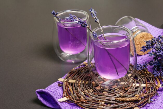 Flor de lavanda, limonada tônica de verão sem álcool