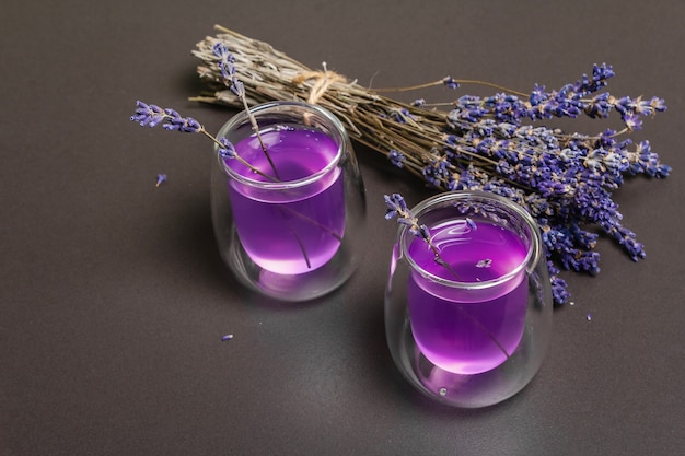 Flor de lavanda, limonada tônica de verão sem álcool