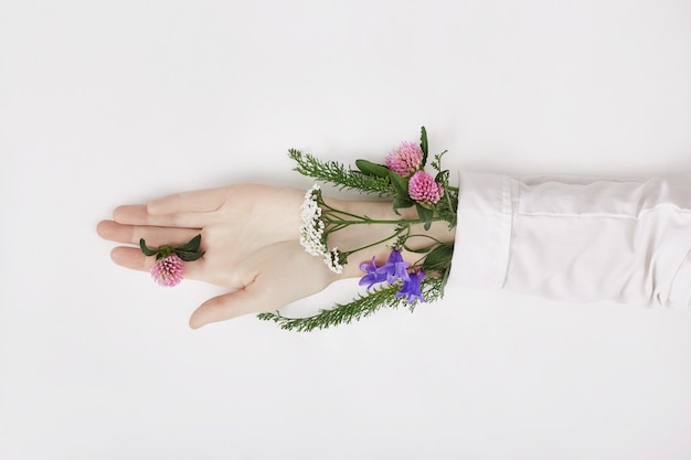 Foto flor de mão e primavera cor estão na pele de mesa