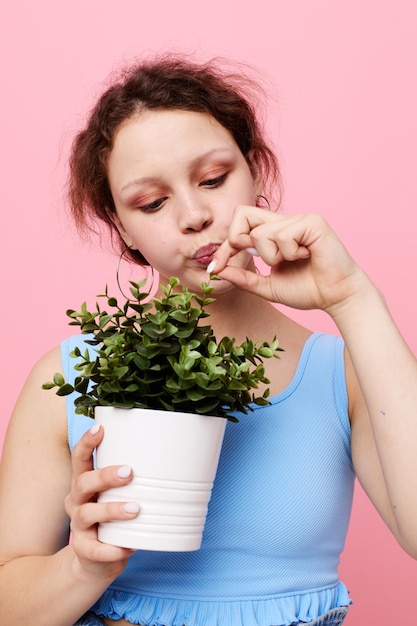 Flor de mulher bonita em vaso branco posando fundos isolados de emoção inalterados