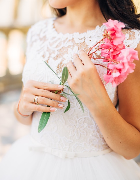 Flor de oleandro nas mãos da menina