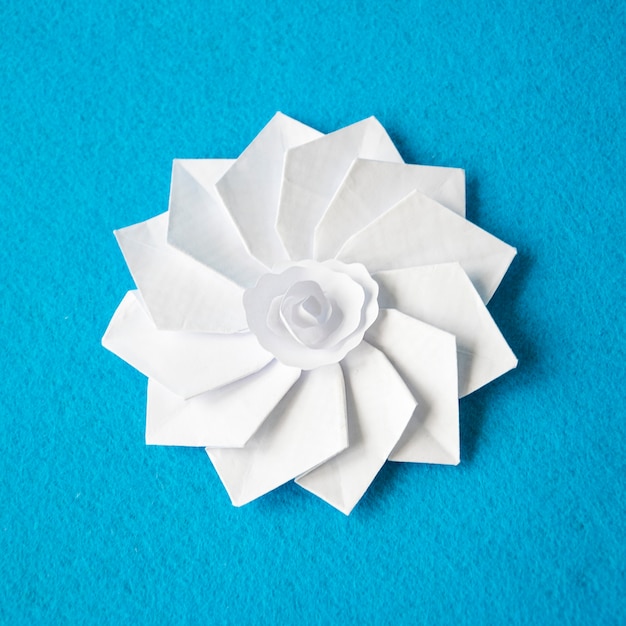 Flor de papel branco de origami artesanal