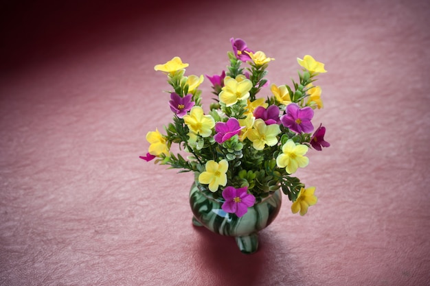 Flor de plástico em vaso