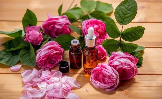 Flor de rosa e óleo essencial Spa e aromaterapia Foco seletivo