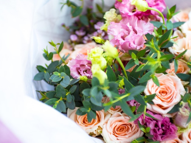 Flor de rosas como tom rosa suave e suave com bokeh desfocado para saudação ou casamento ou foco seletivo de fundo de cartão de convite