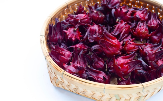 Flor de Roselle em cesta de bambu