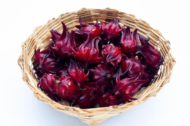 Flor de Roselle em cesta de bambu