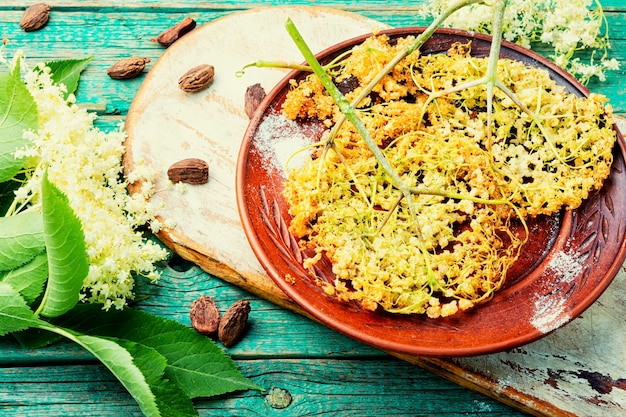 Flor de sabugueiro frita com açúcar de confeiteiro