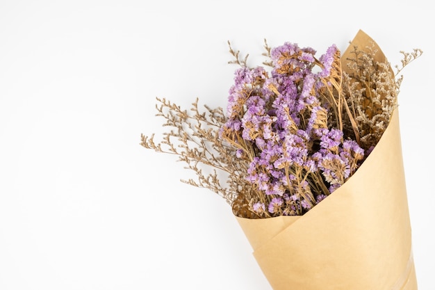 Flor de statice violeta e buquê de caspia branco