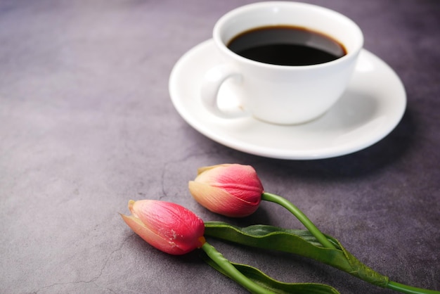 Flor de tulipa de café em fundo preto