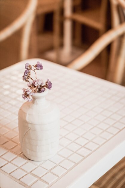 Foto flor en la decoración de jarrón en la mesa
