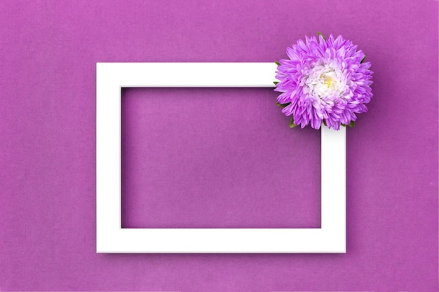 Flor decorada com moldura branca em fundo roxo Copiar espaço Maquete Vista superior Postura plana