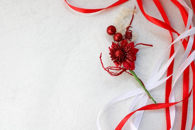 Flor decorativa artificial brillante de textura roja decorada con bolas con hermoso rojo y blanco