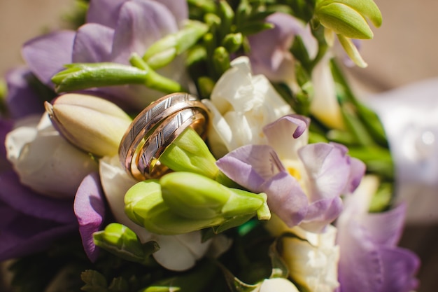 Flor e alianças de casamento