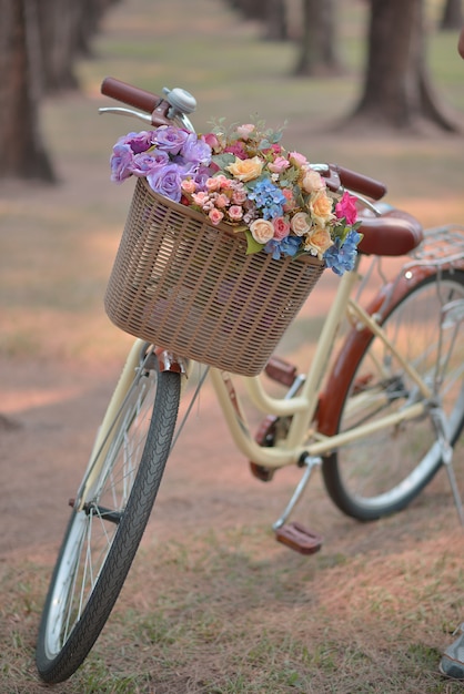 Foto flor de enfoque suave en bicicleta