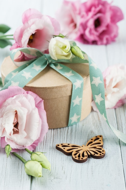 Flor de Eustoma y caja de regalo con cinta verde estrella