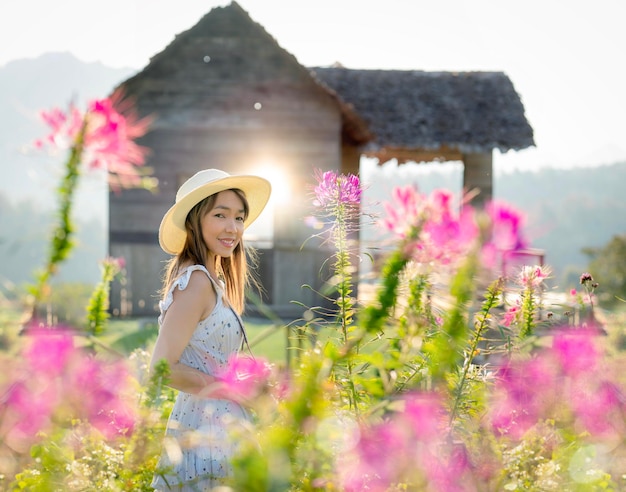 Flor en el jardín de Phu pha muak con una mujer asiática viajera en la montaña Doi Inthanon