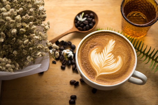 Flor de leche con leche Latte Fondo de madera con cuchara de madera Madera