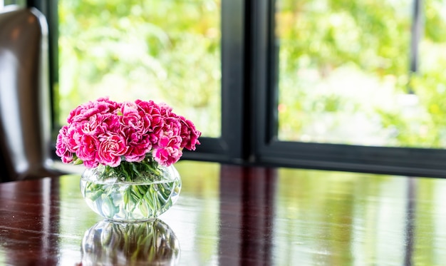 flor lindo buquê em um vaso na mesa