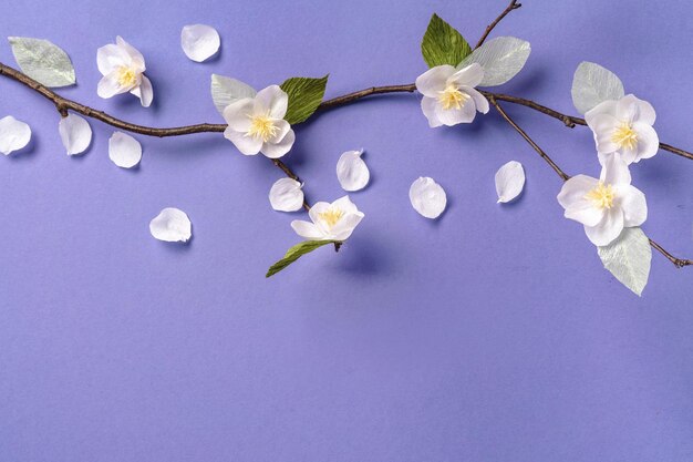 Flor de manzana de papel hecha a mano sobre fondo violeta lavanda Concepto de bricolaje y artesanía Tendencia de color muy peri 2022 Banner largo con espacio para copiar