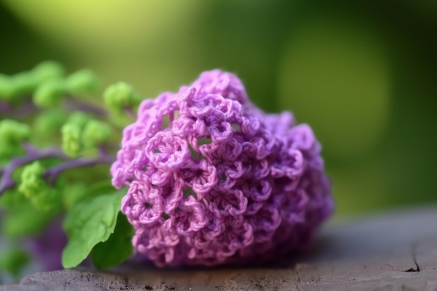 Una flor morada con una hoja verde