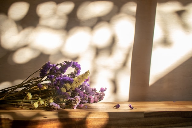 Flor morada en la mesa