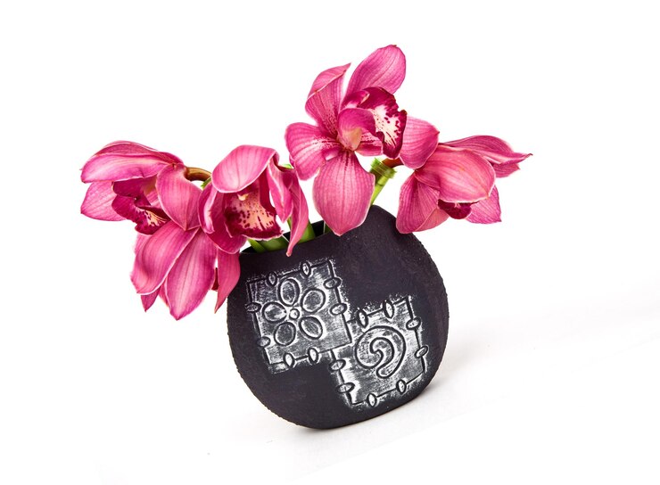 Foto una flor de orquídea en un jarrón negro bufanda de cuello para mujeres chal para decorar mesas vacacionesartificial