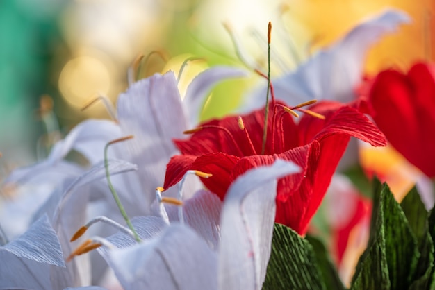 Flor de papel rojo entre flores blancas