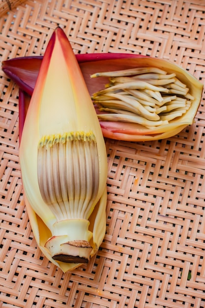 Flor de plátano en la bandeja de bambú.