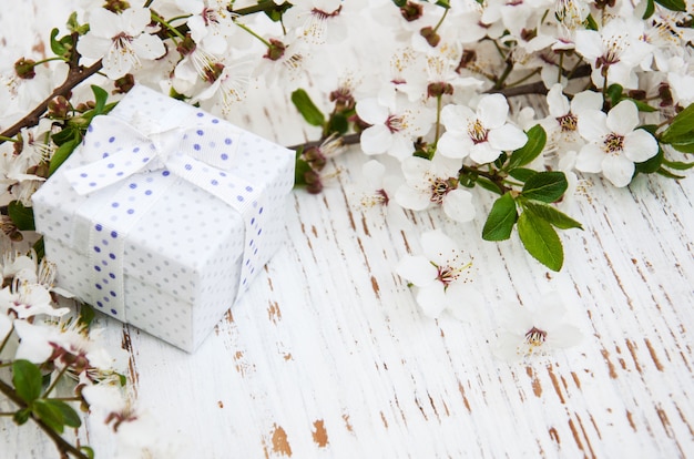 Flor de primavera y caja de regalo.