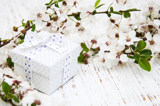 Flor de primavera y caja de regalo.