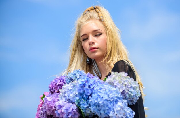 Flor de primavera Flores suaves para mujer delicada Belleza pura Ternura de piel joven Belleza de la temporada de primavera Chica rubia tierna sostiene ramo de hortensias Cuidado de la piel y tratamiento de belleza