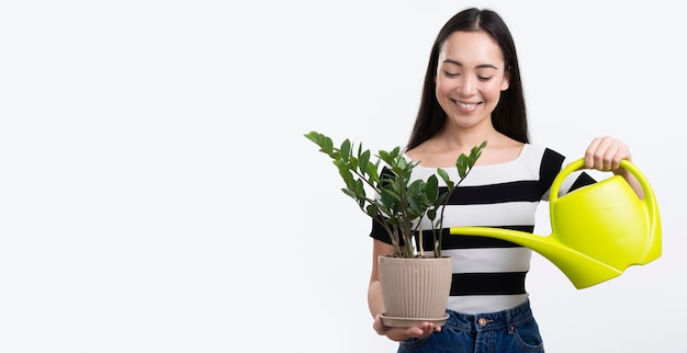 Foto flor de riego femenina espacio de copia