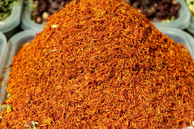 Una flor roja en el mercado uzbeko