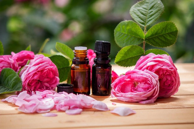 Flor de rosa y aceite esencial Spa y aromaterapia Enfoque selectivo