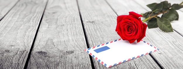 Flor de rosa y carta de amor vintage. Te amo tarjeta de San Valentín.