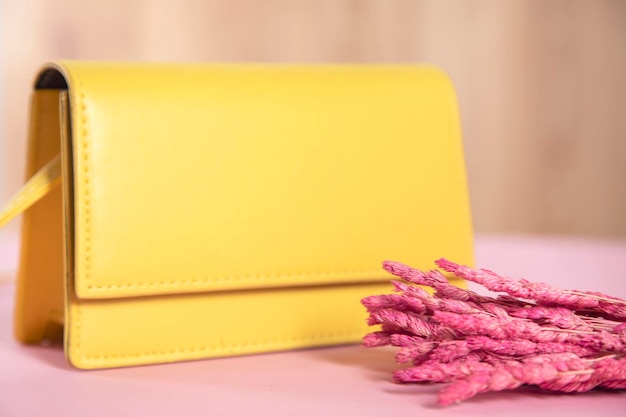 Flor rosa e bolsa amarela