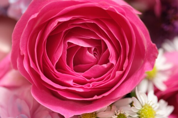 Una flor rosa está en un jarrón con una flor verde.