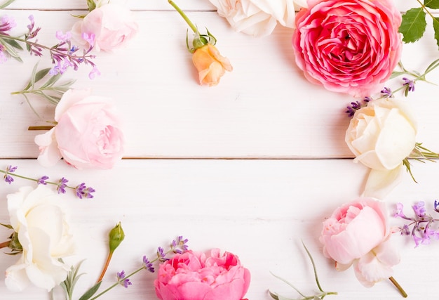 Flor rosa festiva Composición de rosas inglesas sobre el fondo blanco. Vista superior de arriba, endecha plana. Copie el espacio. Cumpleaños, Madre, San Valentín, Mujer, Concepto de Día de la Boda.