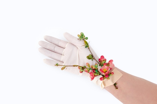 Flor rosa fita adesiva mão remendo luva médica fundo branco