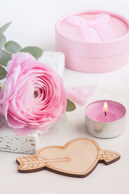 Flor rosa florzinha com coração de madeira