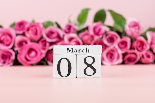 Foto flor rosa rosa e 8 de março calendário com espaço de cópia de texto. conceito de dia internacional do amor, igualdade e mulheres