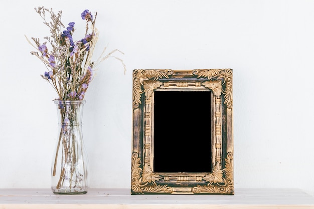 Foto flor seca en la mesa de madera