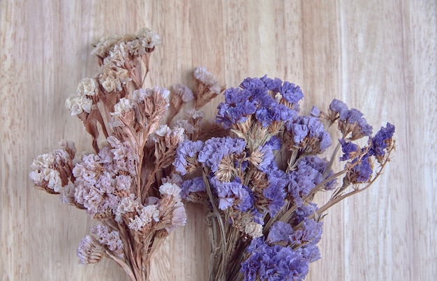 Foto flor seca na tábua de madeira