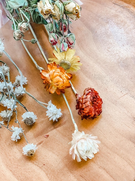 Foto flor seca sobre uma mesa de madeira