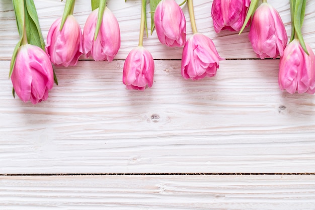 flor de tulipán rosa sobre fondo de madera